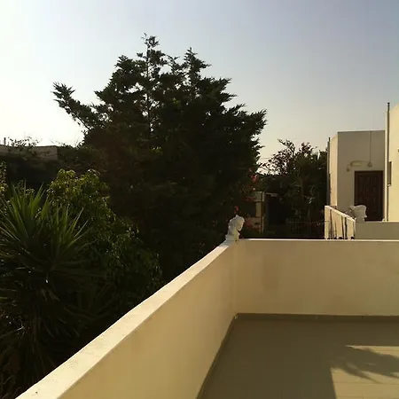 Porto Milos Adamantas (Milos)