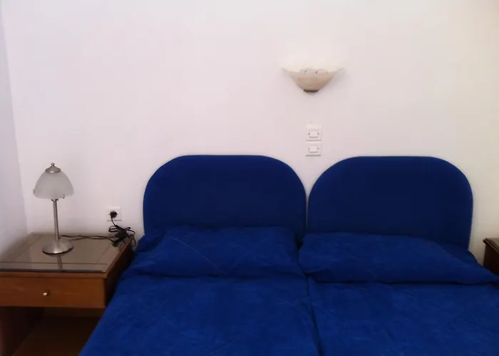 Porto Milos Adamantas (Milos)